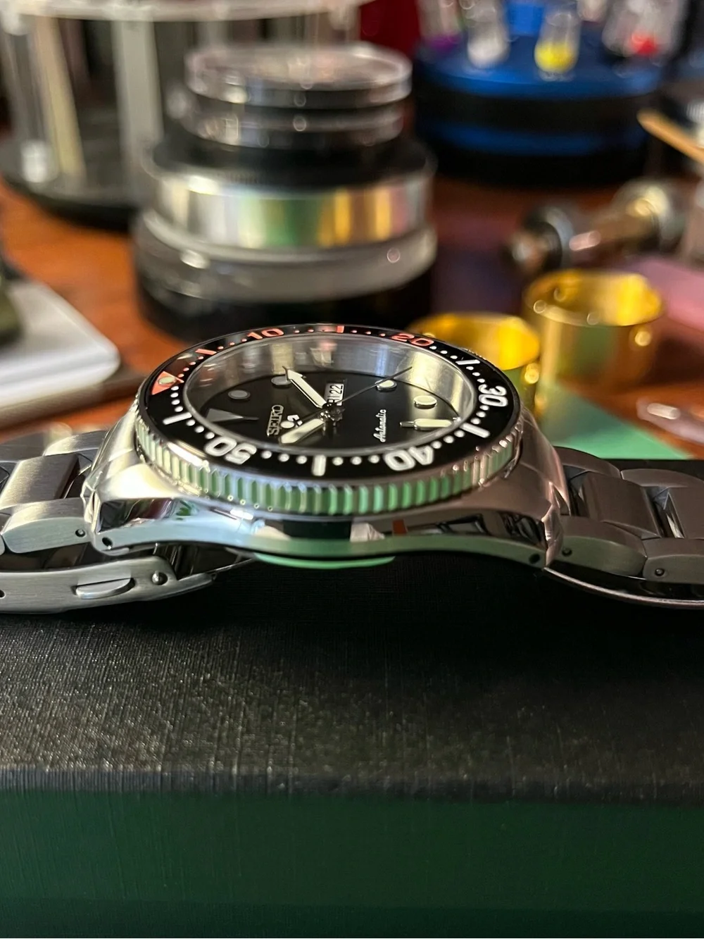 Diver watch: black dial. 42mm